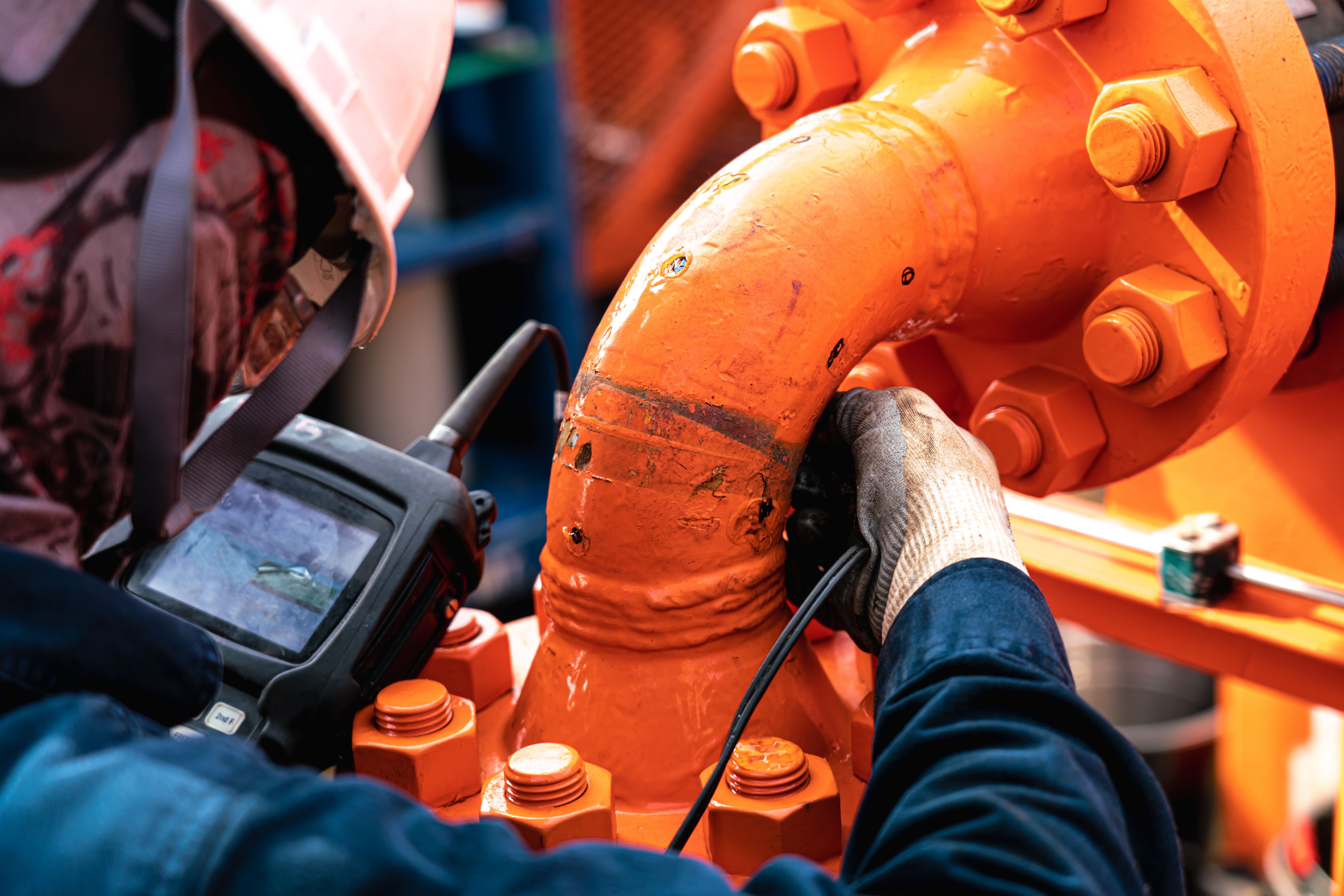 Non-destructive,Testing,Technicians,Are,Checking,The,Thickness,Of,Elbow,Tubes